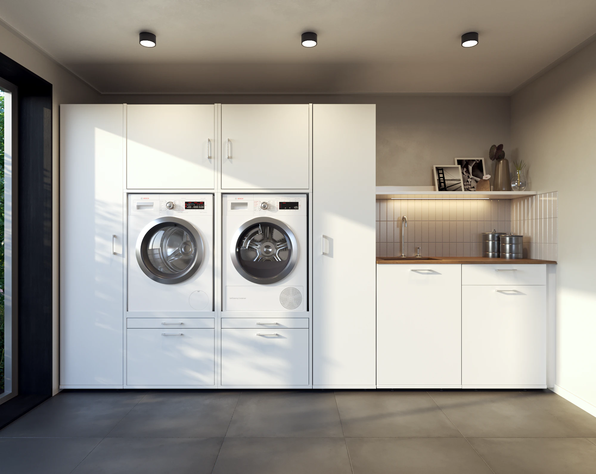 Weißer Waschmaschinenschrank mit Waschbecken rechts Waschküche mit weißem Waschmaschinenschrank mit Hochschränken und Unterschränken für Waschbecken.